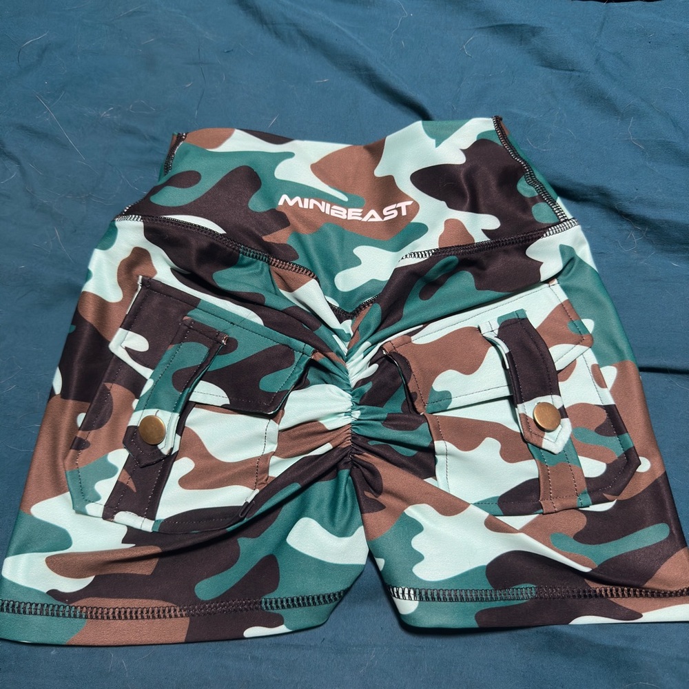 Mini beast Camo shorts small